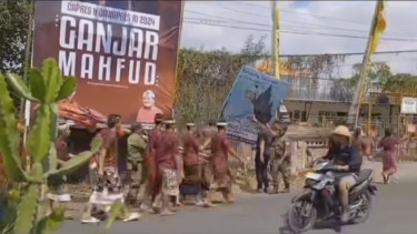 Baliho PDIP bergambar Ganjar-Mahfud diturunkan Satpol PP di Gianyar Bali