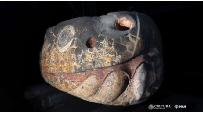 Kepala Ular Raksasa Aztec