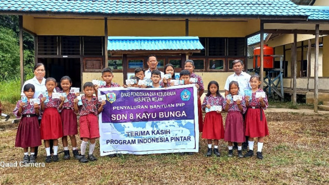 Kemendikbudristek menyerahkan bantuan PIP