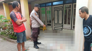 Polisi menunjukan bercak darah korban pembunuhan menantu oleh mertua