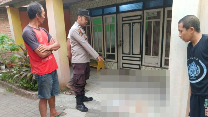 Polisi menunjukan bercak darah korban pembunuhan menantu oleh mertua