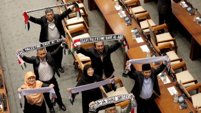 Anggota DPR kompak pakai syal Palestina saat rapat paripurna.