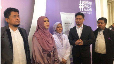 Oki Setiana Dewi saat peluncuran skincare Ozzaskin