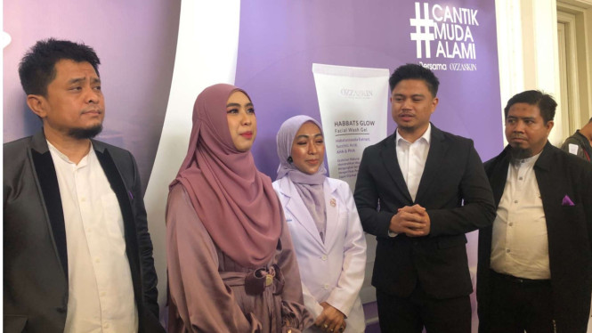 Oki Setiana Dewi saat peluncuran skincare Ozzaskin