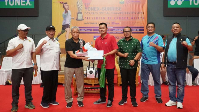 Ketua Panitia Penyelenggara Candra Wijaya, dan perwakilan Yonex Sunrise