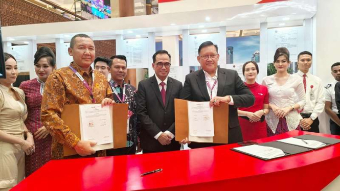 Presiden Direktur Lion Air Group Capt. Daniel Putut Kuncoro Adi (tengah)