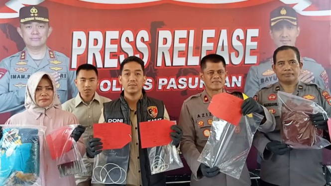 Polisi menunjukan barang bukti yang digunakan Khoiri untuk membunuh menantunya.