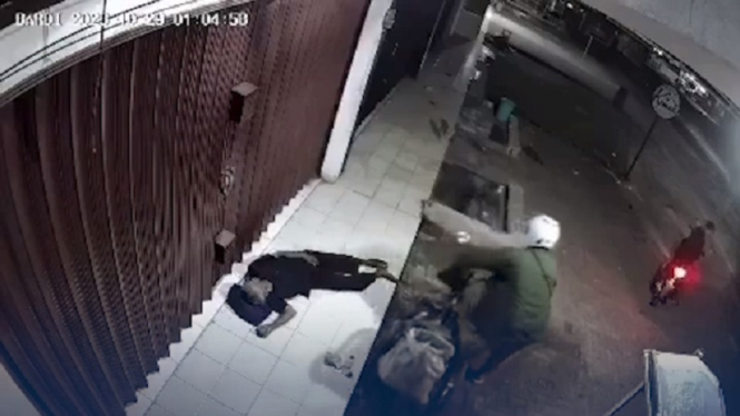 Rekaman CCTV kursi roda kakek tunawisma dicuri dua orang pelaku