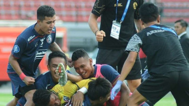 Pemain Arema FC rayakan gol