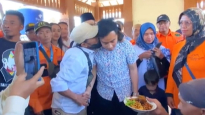 Gibran Dicium Bapak-bapak Berkumis untuk Kedua Kalinya