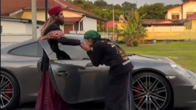 Gus Samsudin Pamer Mobil Mewah Porsche 911 Turbo
