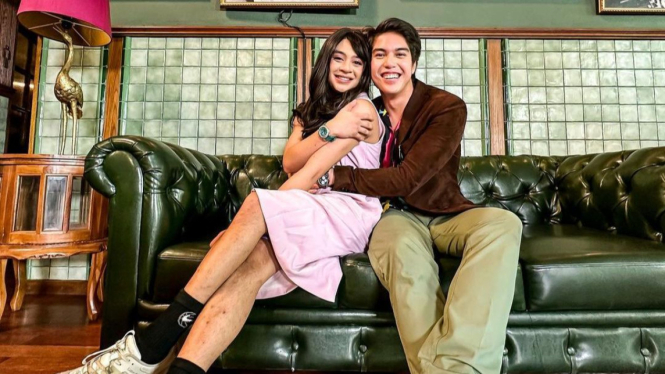 El Rumi bersama dengan Bastian Steel yang berdandan seperti perempuan