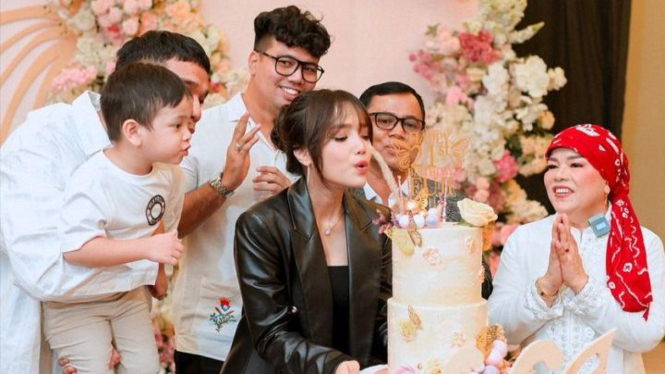 Momen Fuji an rayakan ulang tahun