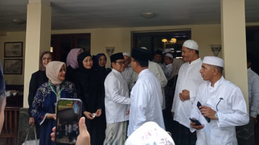 Pasangan bakal capres cawapres, Anies-Muhaimin di Haul Habib Ali bin Ali Habsyi di Solo.