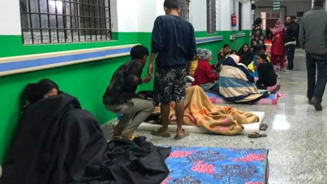 Warga Nepal mengungsi karena gempa bumi berkekuatan 5,6 skala Richter.
