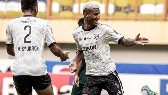 Pemain RANS Nusantara FC, Tavinho rayakan gol