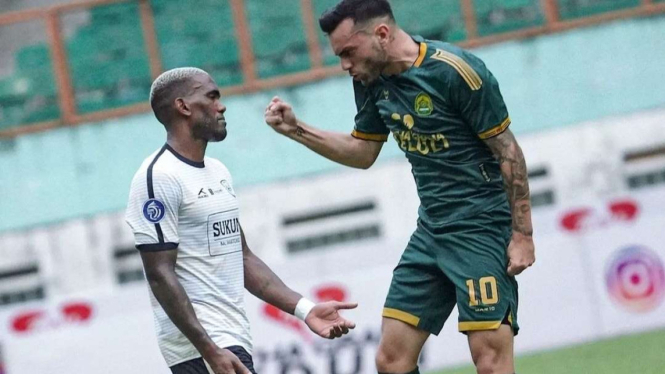 Pemain Persikabo 1973 Keven Alema  rayakan gol