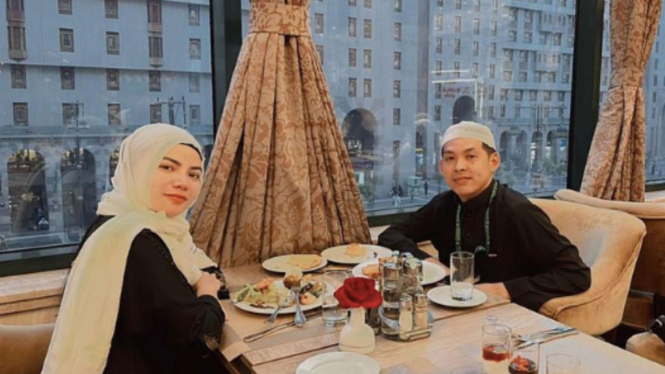 Dinar Candy dan Koh Apex pamer umrah bareng