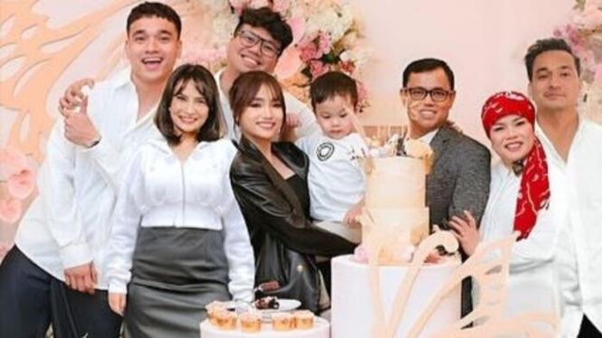 Fuji dan Vanessa Angel