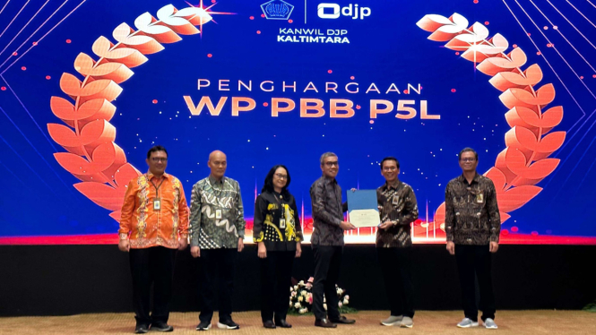 epala Kantor Wilayah DJP Kalimantan Timur dan Utara, Heru Narwanta, menyerahkan penghargaan Direktur Finance, SCM & Asset Management PT Kideco Jaya Agung, Togi Ottoman Bernard dalam acara PBB Gathering yang diadakan di Aula Chakti Buddhi Bhakti.