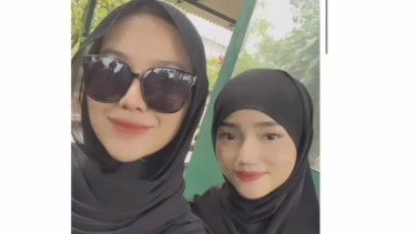 Mayang dan Fuji berfoto bersama