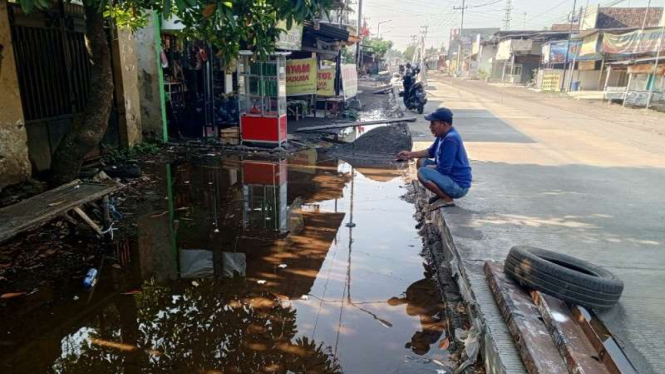 Warga Desa Dukuhmojo, Mojoagung saat memancing di genangan air. 