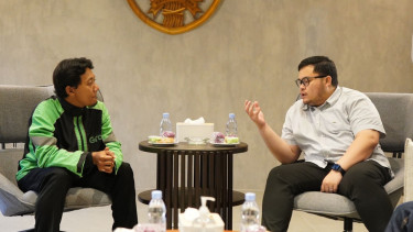 Bupati Kediri Mas Dhito bersama driver ojek online Anggit Setiawan