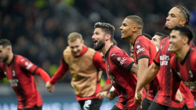 Pemain AC Milan rayakan kemenangan melawan PSG