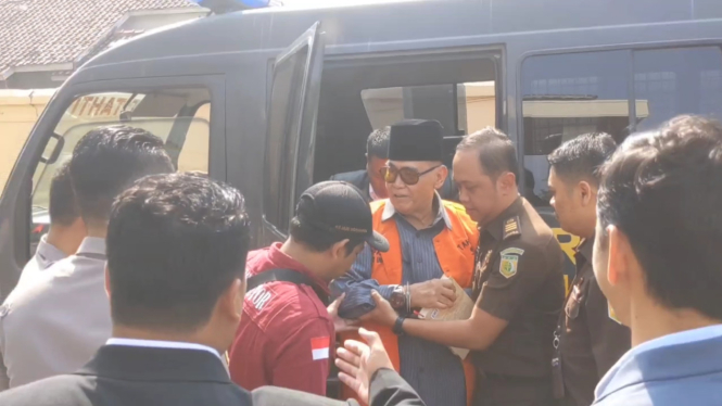 Pimpinan Ponpes Al Zaytun Panji Gumilang mengenakan rompi oranye