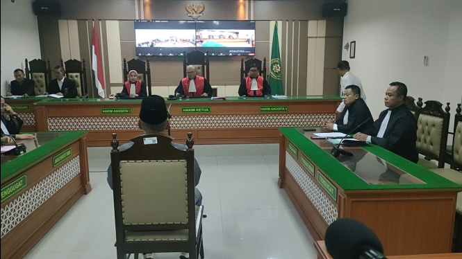 Pimpinan Ponpes Al Zaytun Panji Gumilang menjalani sidang dakwaan