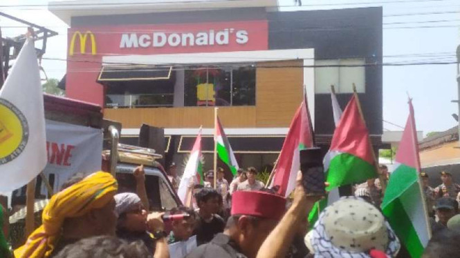 Aksi boikot produk pro zionis Israel di Mataram. (ilustrasi)