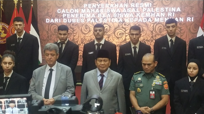 VIVA Militer: Menhan Prabowo Subianto terima 22 kadet muda Palestina