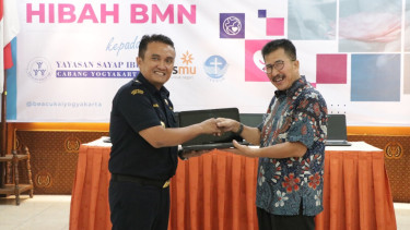 Bea Cukai hibahkan laptop kepada yayasan sosial