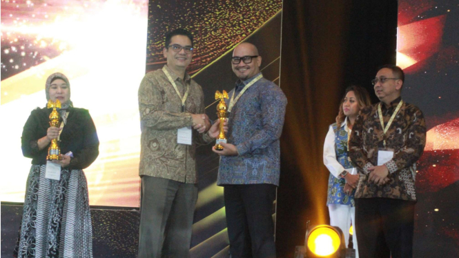 Prof. Irwan Adi Ekaputra Chairman of ASRRAT Jury Committee 2023 (kiri)