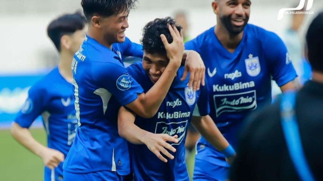 Pemain PSIS Semarang Tri Setiawan rayakan gol