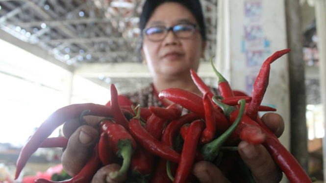 Pedagang cabai ungkap harga naik tembus Rp 100 ribu per kg.