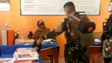 Anggota TNI Semprot Kepala Sekolah yang Diduga Ogah Upacara Bendera