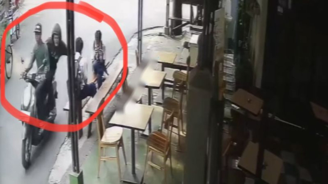 2 Pria Terekam CCTV Jambret Ponsel Remaja SMP Di Tomang