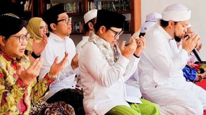 Bakal cawapres Muhaimin Iskandar alias Cak Imin didampingi Menteri Desa PDTT Abdul Halim Iskandar saat ziarah dan doa bersama untuk Pahlawan Nasional As'ad Syamsul Arifin dipimpin oleh Achmad Azaim Ibrahimy, Jumat, 10 November 2023.