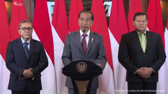 Presiden Jokowi saat jumpa pers di Bandara Juanda sebelum bertolak ke KTT OKI 