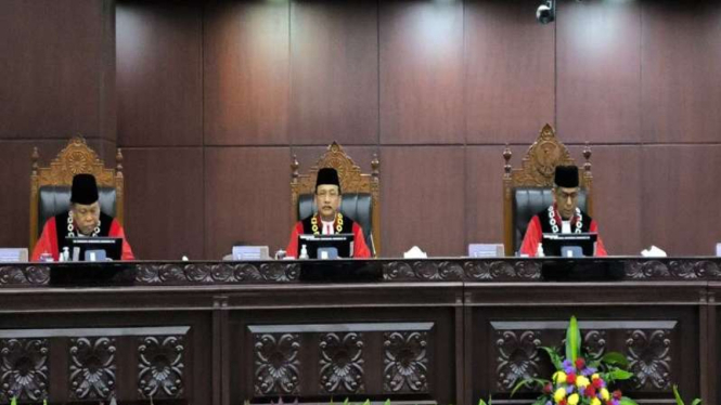 Hakim Konstitusi Suhartoyo (tengah)