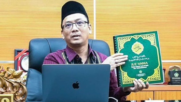 Kepala LPMQ Badan Litbang dan Diklat Kementerian Agama RI Abdul Aziz Sidqi menunjukkan mushaf Alquran braille di Gedung Bayt Alquran & Museum Istiqlal, Taman Mini Indonesia Indah, Jakarta, Senin, 13 November 2023.