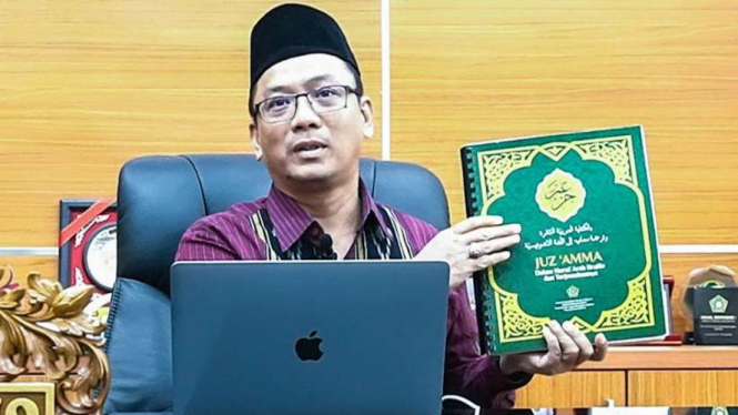 Kepala LPMQ Badan Litbang dan Diklat Kementerian Agama RI Abdul Aziz Sidqi menunjukkan mushaf Alquran braille di Gedung Bayt Alquran & Museum Istiqlal, Taman Mini Indonesia Indah, Jakarta, Senin, 13 November 2023.
