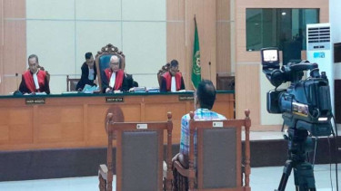 Haris Azhar sidang tuntutan kasus pencemaran nama baik terhadap Menko Luhut.