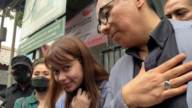 Rebecca Klopper dan kuasa hukum, Sandy Arifin.