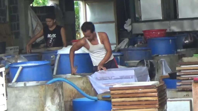Sejumlah pekerja di pabrik produsen tahu di Desa Sumbermulyo, Kabupaten Jombang, Jatim. (Foto ilustrasi).