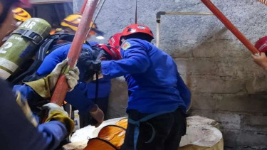Damkar mengevakuasi korban satu keluarga tercebut sumur di Magelang Kota