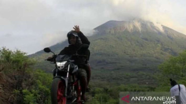 Gunung Ile Lewotolok di Kabupaten Lembata, NTT yang masih mengeluarkan asap