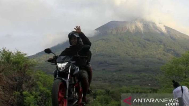 Gunung Ile Lewotolok di Kabupaten Lembata, NTT yang masih mengeluarkan asap