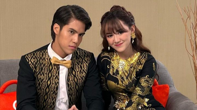 El Rumi dan Happy Asmara